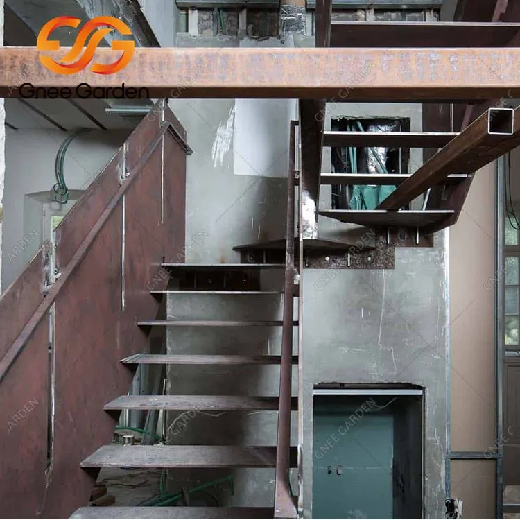 Bog'dagi Corten po'latdan yasalgan zinapoyalar